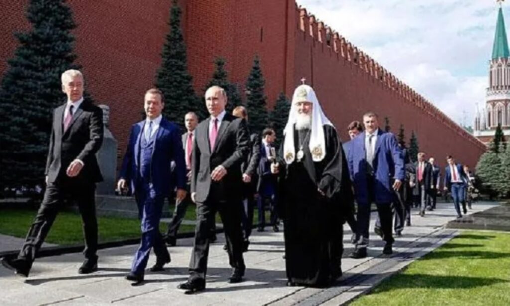 الرئيس بوتين رفقة البطريرك كيريل, الرئيس السابق ميدفيديف ومحافظ موسكو سوبيانين