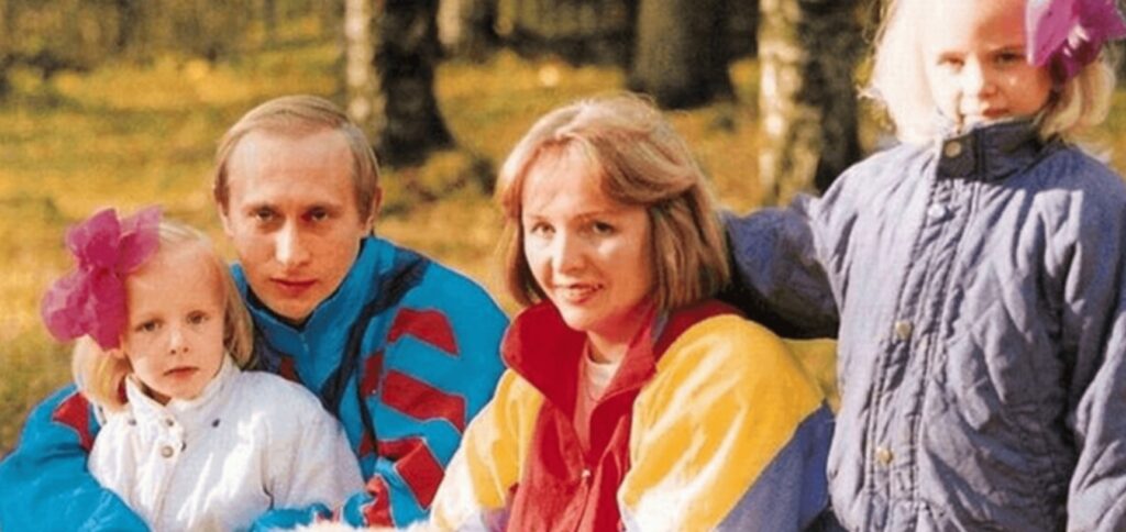 الرئيس بوتين وزوجته السابقة لودميلا وابنتيهما ماريا ويكاترينا